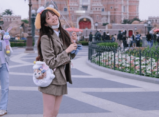 原创欧阳娜娜逛迪士尼被路人抓拍看到她镜头下的腿围我没眼花吧
