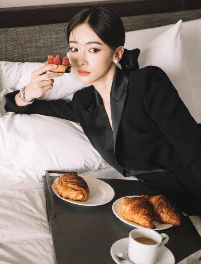 饮食《尚食》拉低吴谨言的颜值？明明现代装好时髦，靠这招练出天鹅臂