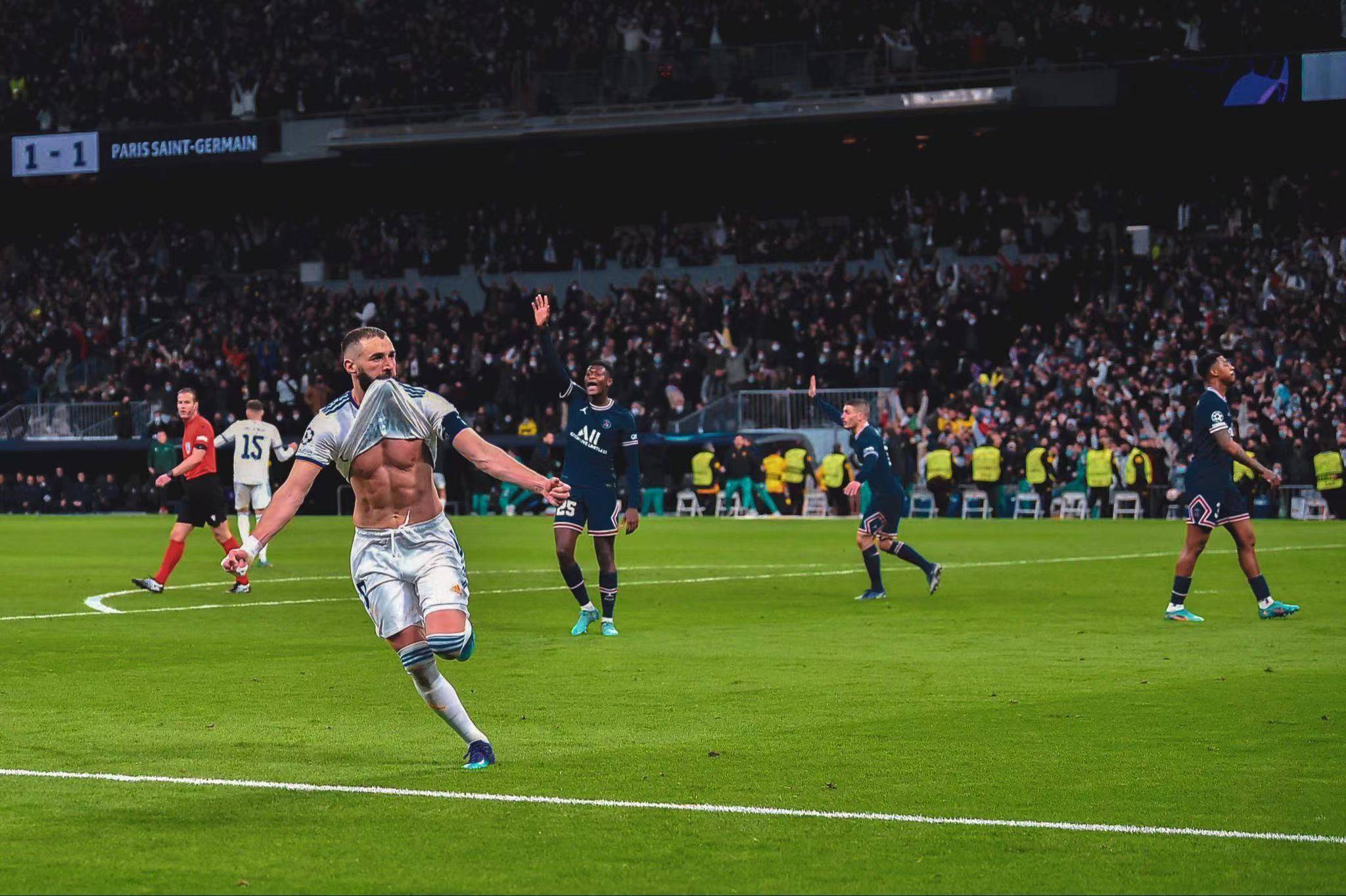 本泽马腹肌庆祝引热议,梅西叉腰低头被嘲讽,金球成笑柄_比赛_皇马