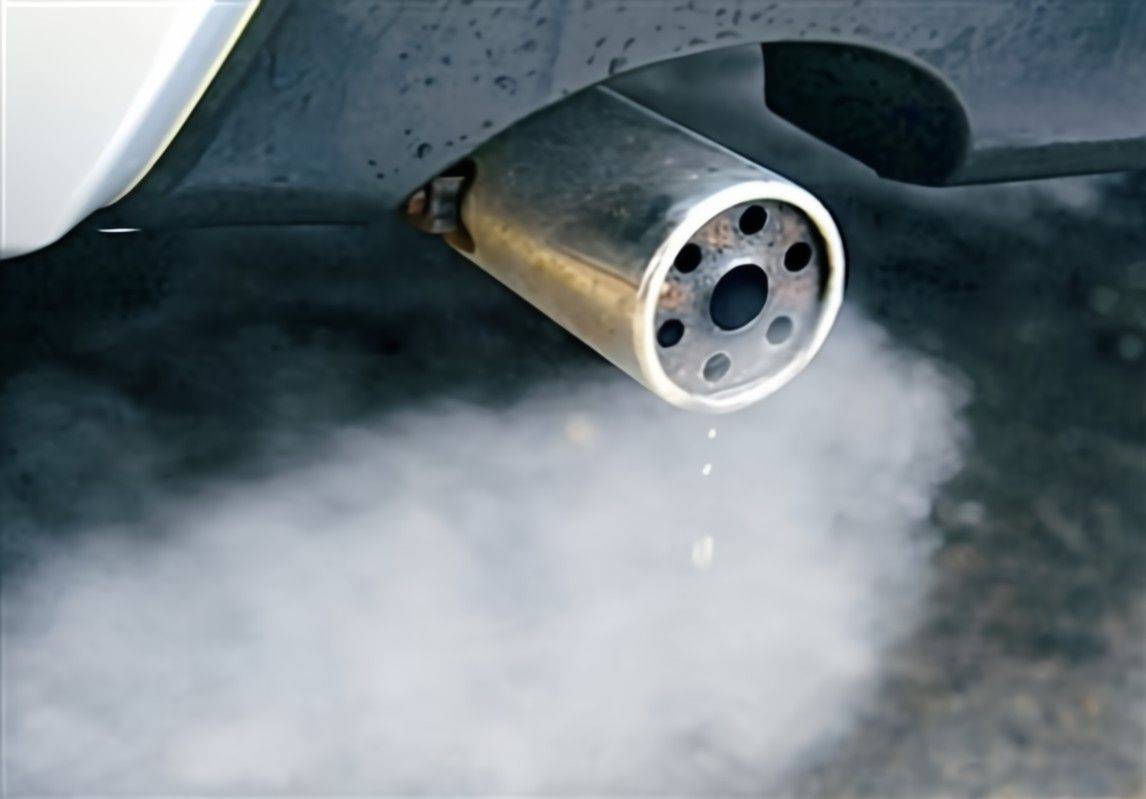 含铅汽油的使用使得汽车尾气中不断排放出铅,污染了