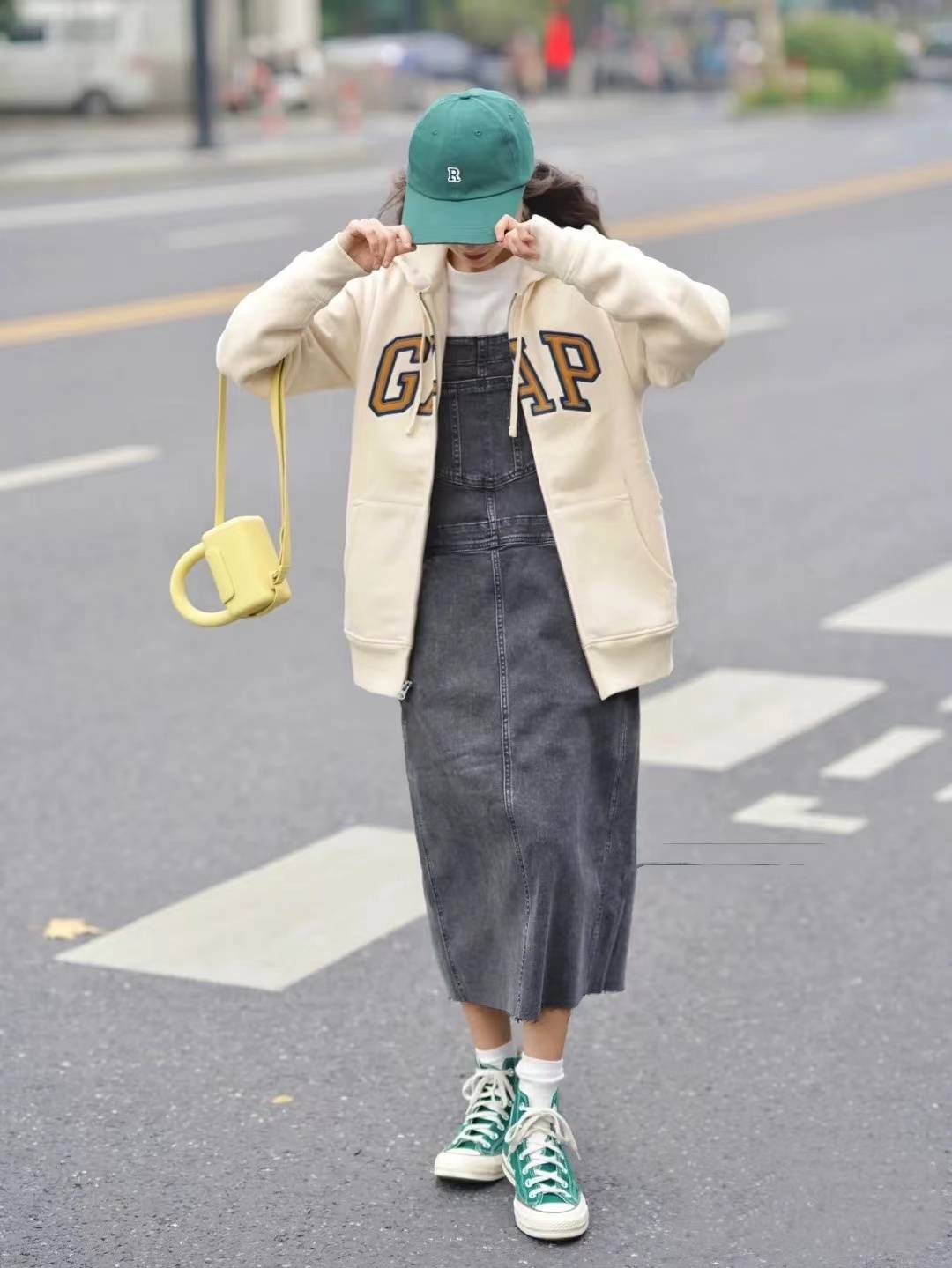 偏向 “卫衣”是什么衣服，又有哪些分类，日常搭配该如何选择？