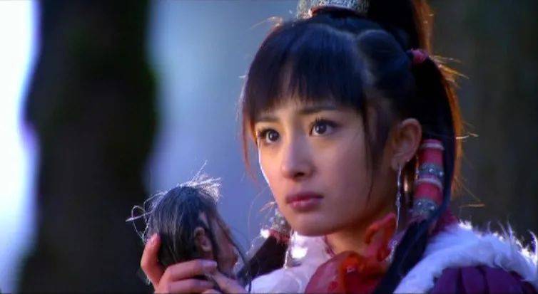 下巴5位“换头”成功付出代价的明星，鞠婧祎满脸硬伤，杨幂总是脸垮