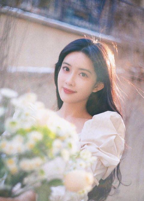 孟子义晒照清纯甜美似初恋五官精致惹人爱眼神撩人太圈粉