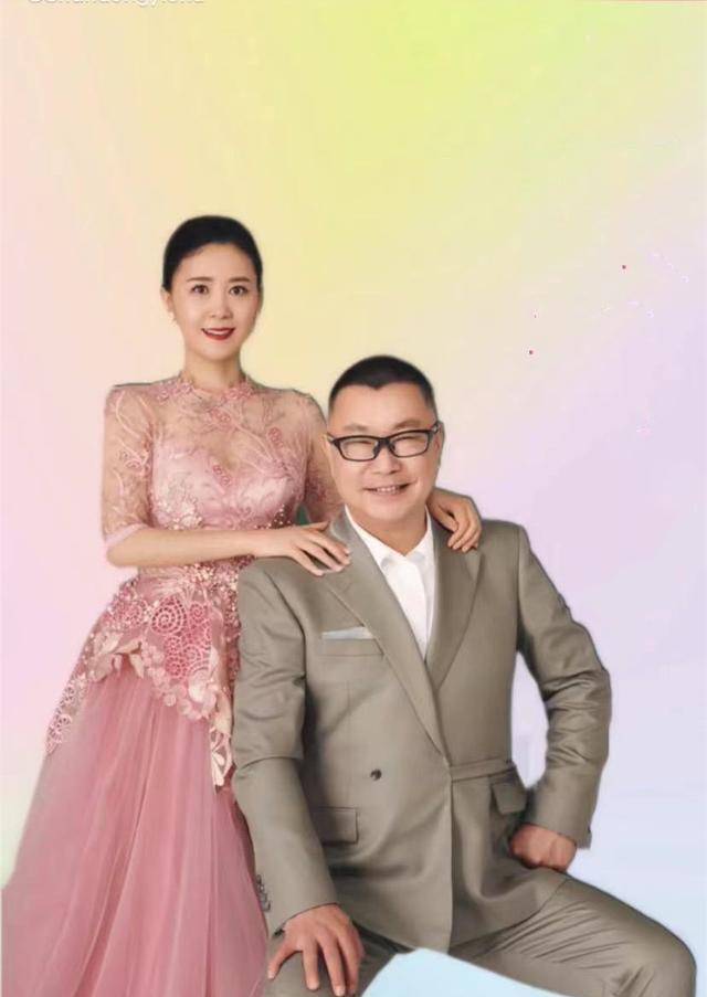 原创尹相杰带小16岁妻子出道穿隆重礼服高调发歌女方貌美气质卓然