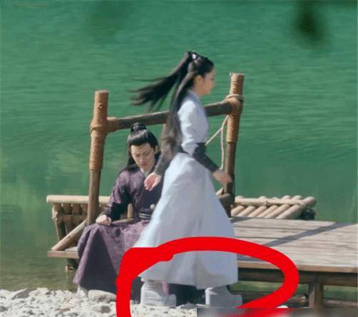 谭松韵之前和任嘉伦主演的《锦衣之下》热度也非常高,所以都知道她在