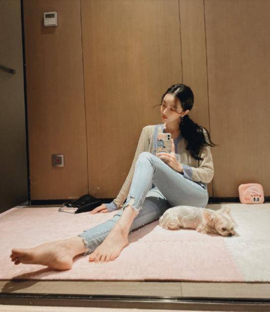 陈小纭原来身材这么好裤子有点紧却显凹造型搭1万5包包更惊艳