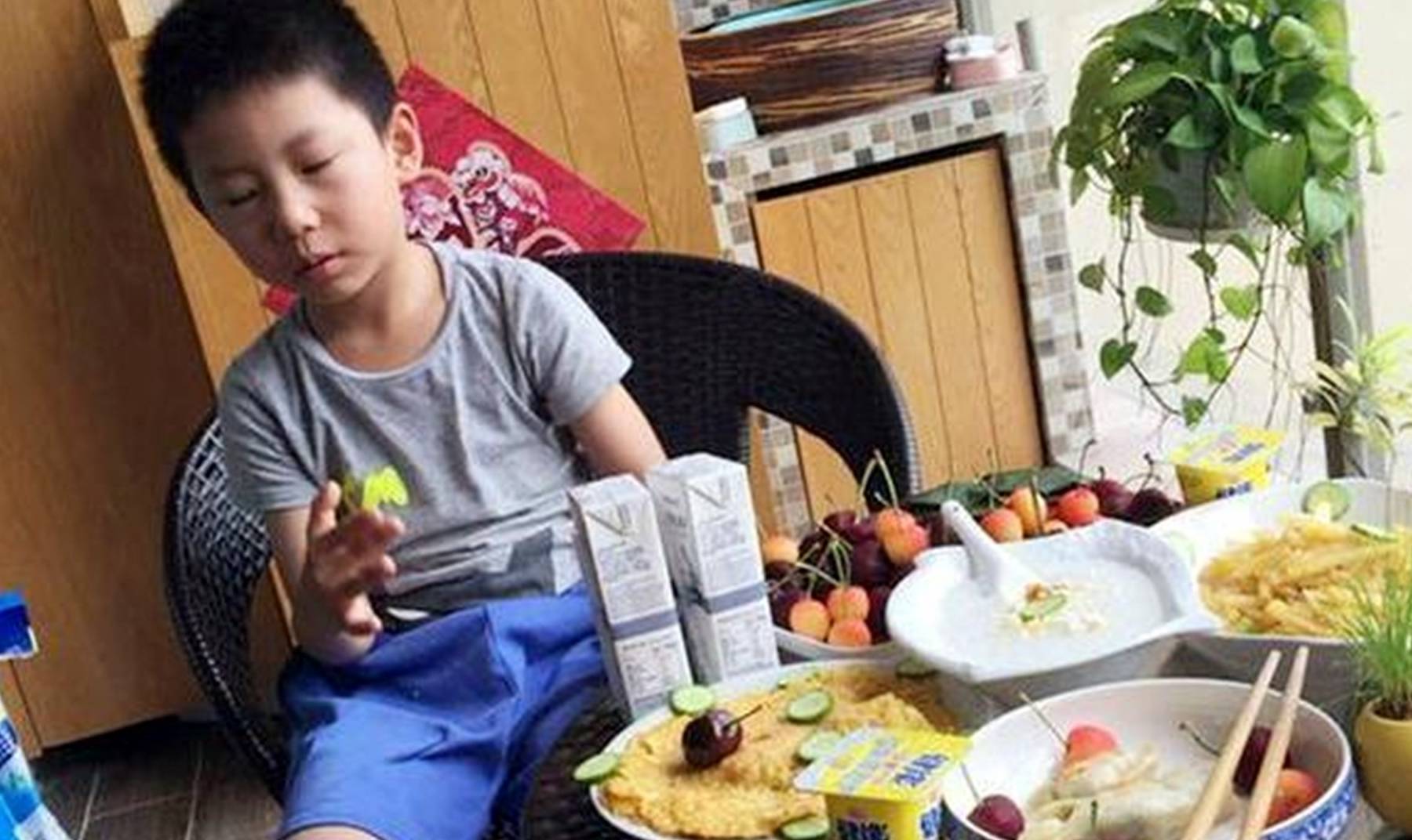 菲菲|中国妈妈常做的三种“糊弄早餐”,看似省事有营养,实则害娃不浅