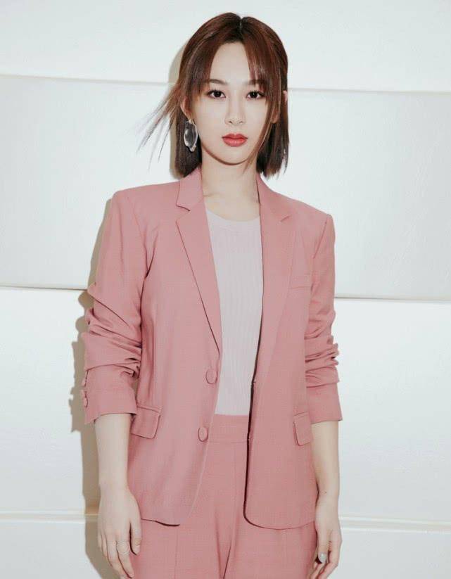 发型有种“整容”叫杨紫扎丸子头，少女感全无，网友：差点以为是蔡明