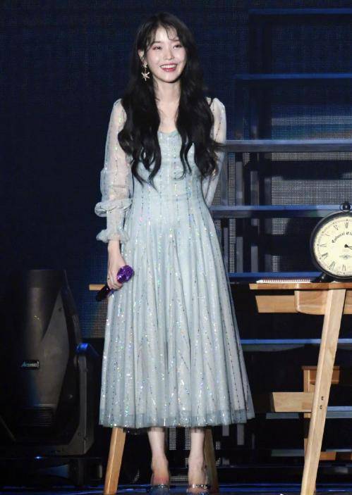 大妈 巩俐也难逃中年发福，可爱碎花裙穿出大妈感，肤色暗淡变化有点大