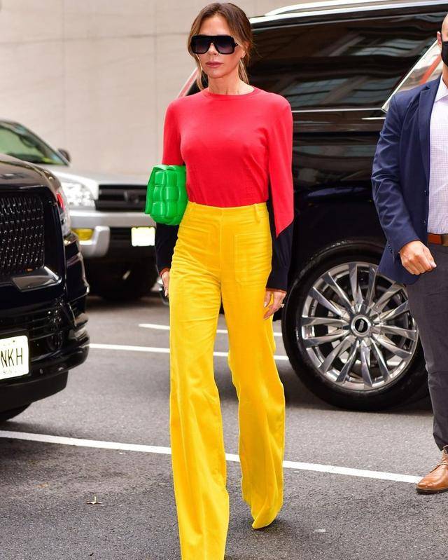 灯芯绒 47岁贝嫂出街好霸气,紫色衬衫配灯芯绒长裤,披格纹西装复古优雅