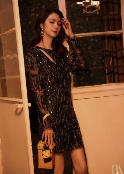 吊带 49岁洪欣太自信，直接素颜走机场，奈何松弛脸皮直接暴露真实年纪