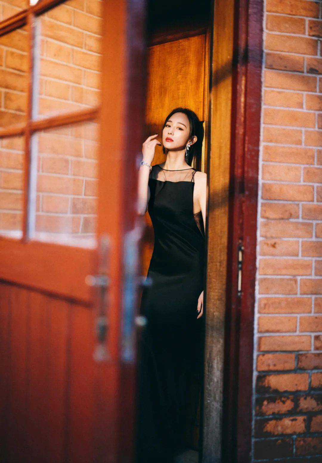 故事传记张钧甯半透照曝光？后背只系一根带子，还故意秀锁骨？