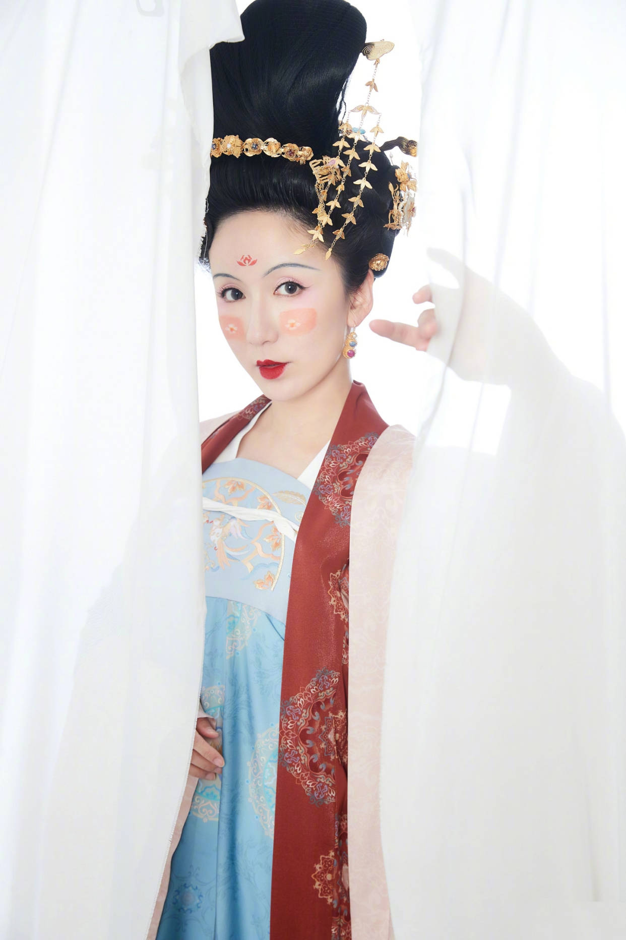 连吴磊娄艺潇汉服造型，妆容精致但撑不起来，明星古装造型普遍成灾难！