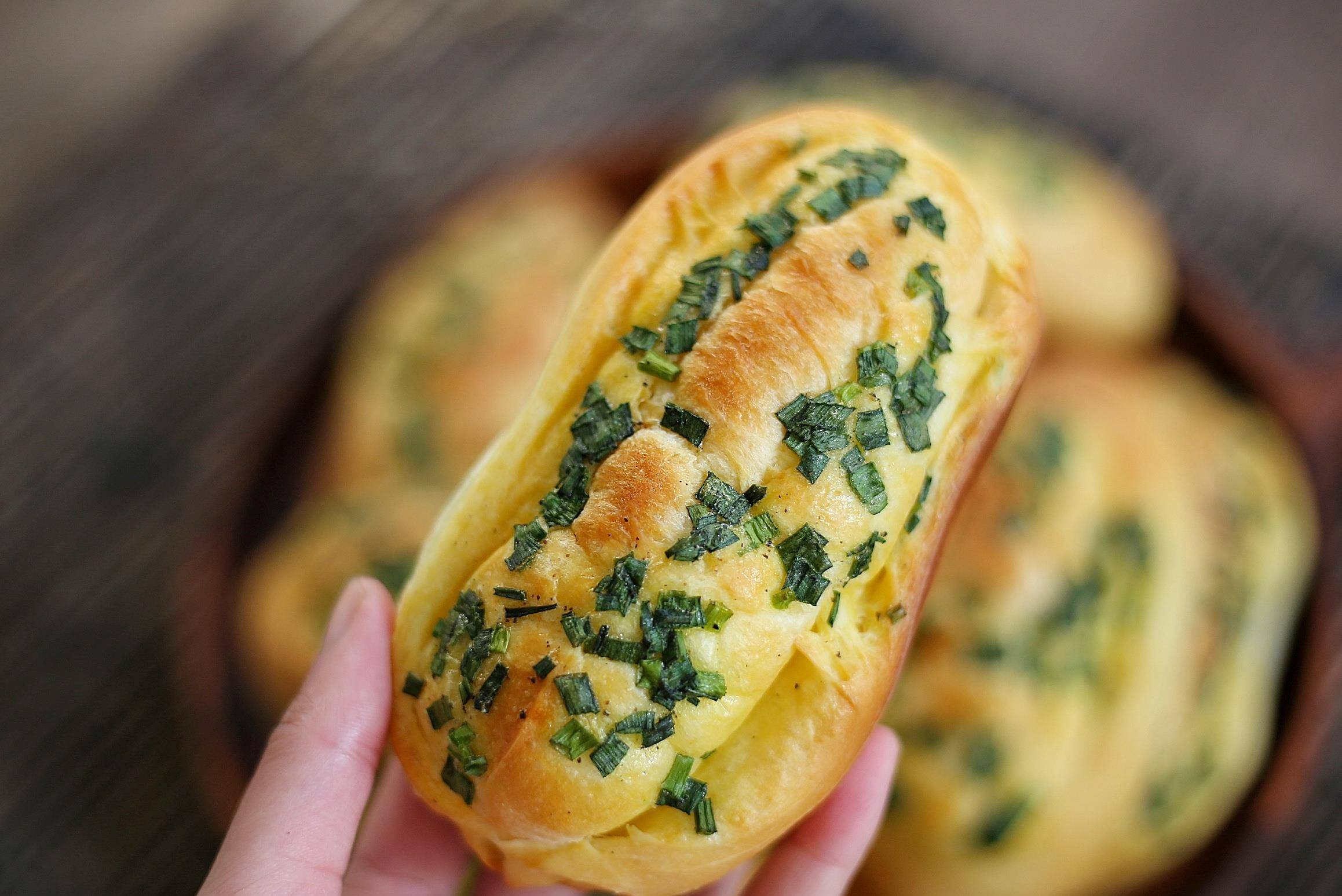 说过, 台式菠萝包,葱面包,红豆包,克林姆面包是台式面包中的四个花旦