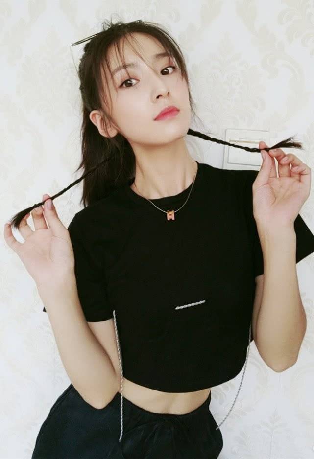 原创微微里的校花孟逸然今穿礼服裙五官好精致美到不敢认了