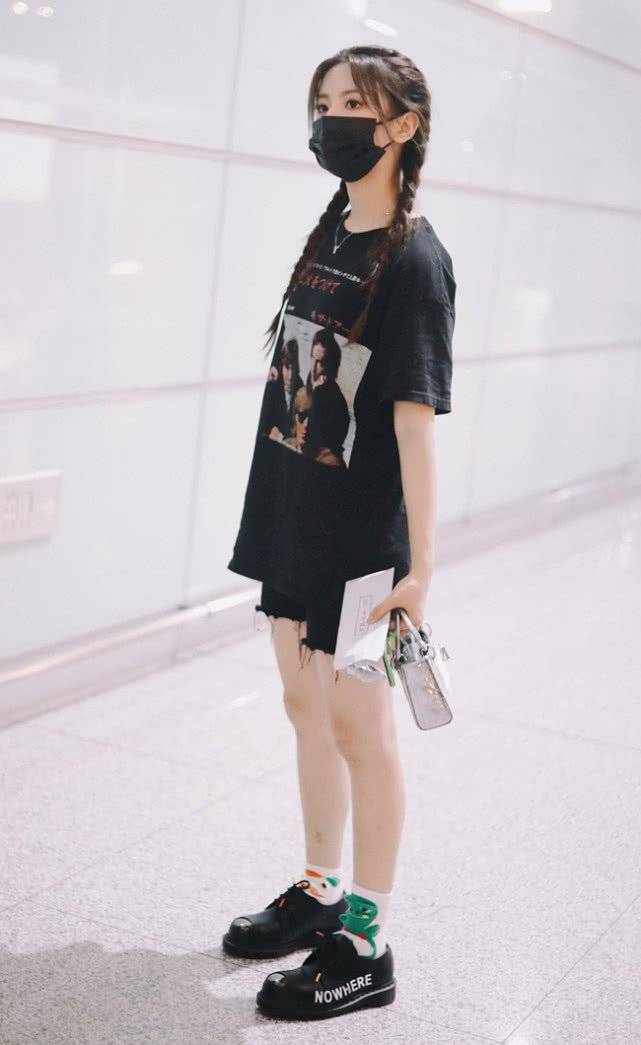 超越 杨超越不愧是村花好节俭，看到她这三分裤的裤边，自己剪的吧！