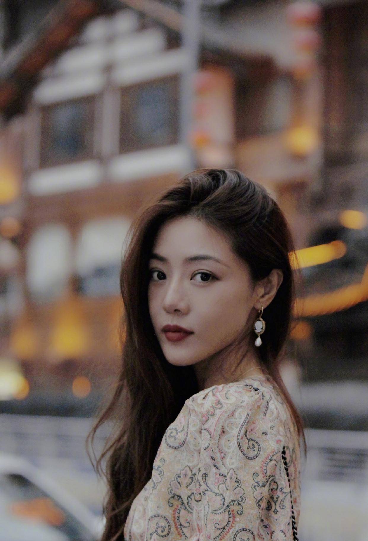 邓家佳穿搭突出,精致首饰搭配养眼,不经意间彰显温柔的女人味_手机
