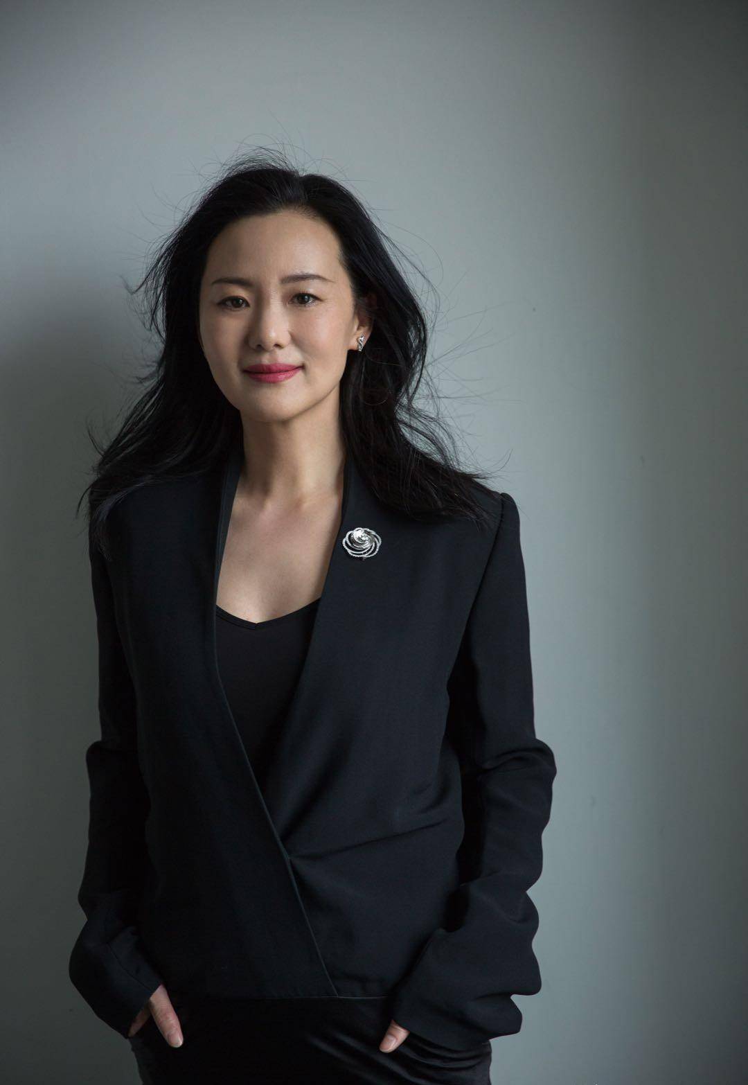 卷发有一种“高级”叫咏梅换发型，优雅又气质，四五十岁女人值得借鉴