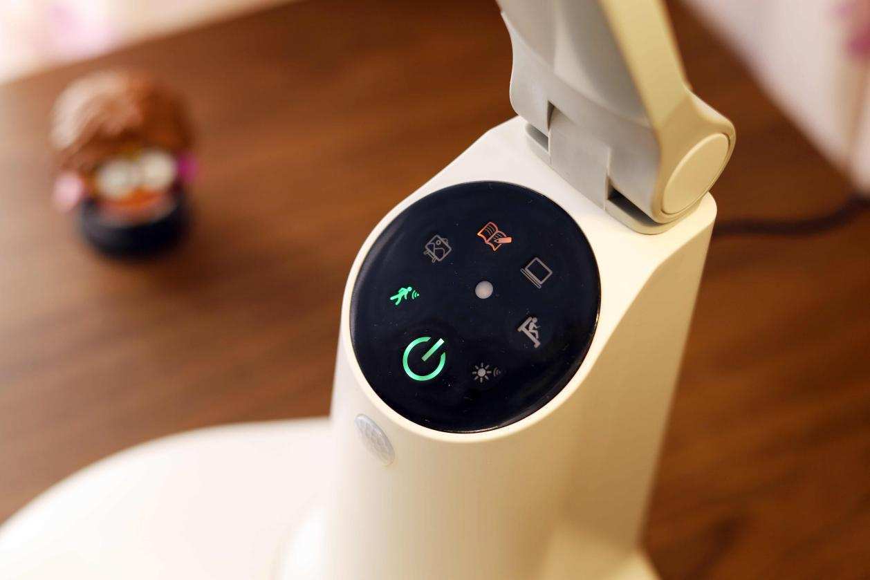 产品|NIR红光加持，爱德华医生这款台灯不简单，还能给眼睛做SPA