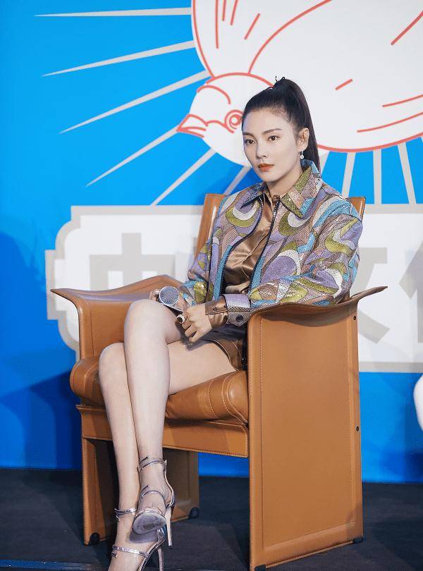 缝隙 有种坐姿叫张雨绮的“蚯蚓坐”,双腿间无丝毫缝隙,一般人模仿不了