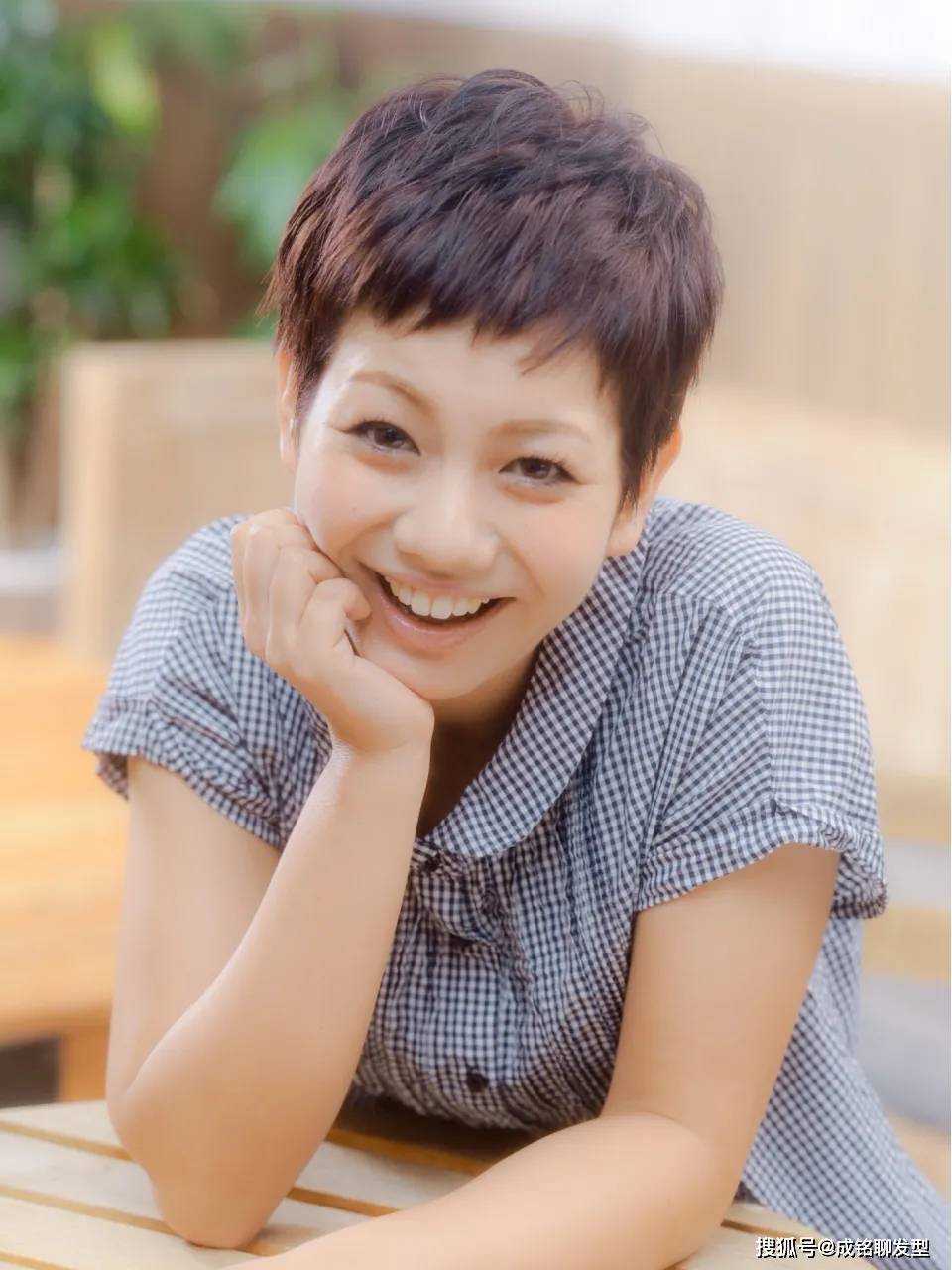 发型为什么女人过了50岁大都留短发？看这四点你就明白，短发才更适合
