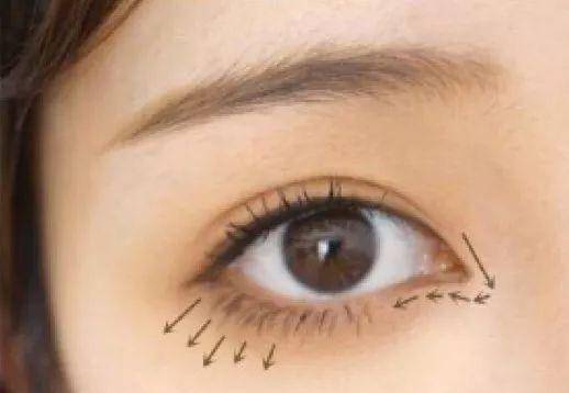 因为脸型有这个特征的人，看起来比同龄人老5岁！看看是不是你