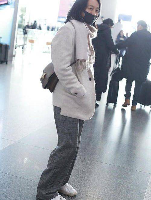 脸庞 朱丹穿灰色大衣配鸭舌帽现身机场，素颜脸庞更大与路人并无二致