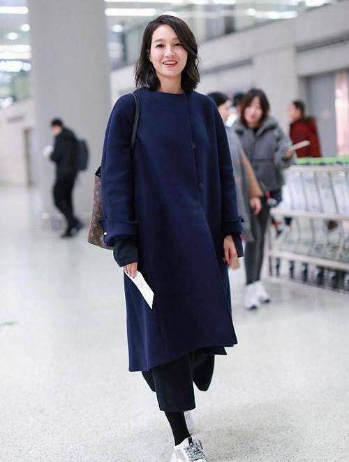 脸庞 朱丹穿灰色大衣配鸭舌帽现身机场，素颜脸庞更大与路人并无二致