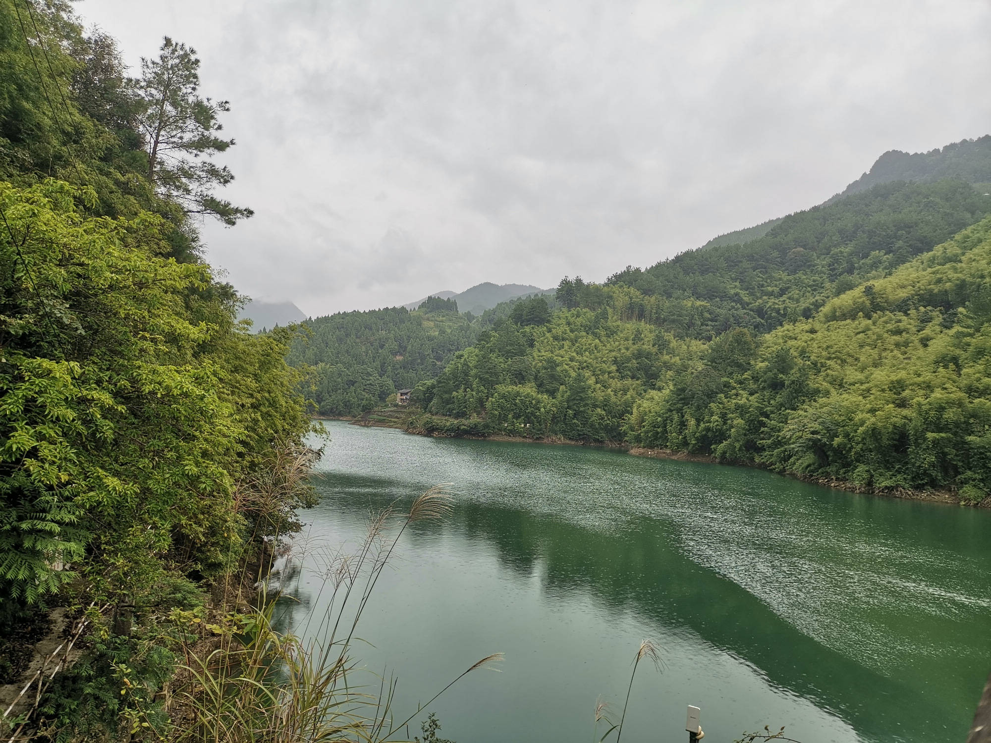 但提到勝天水庫是不是倍感親切,地處北碚區金刀峽鎮勝天湖村的鄧家溝