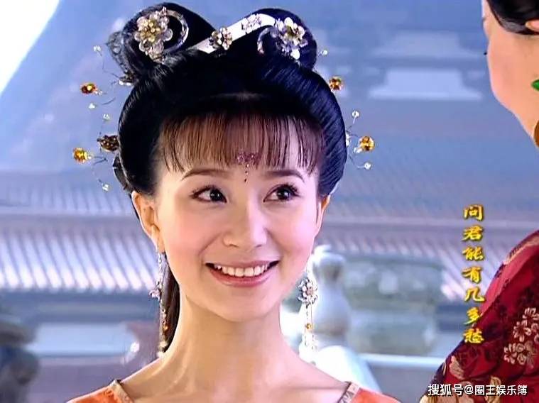 兰迪|别流行于正寡淡风了！这部剧服道化五彩缤纷，丫鬟造型都精致多变