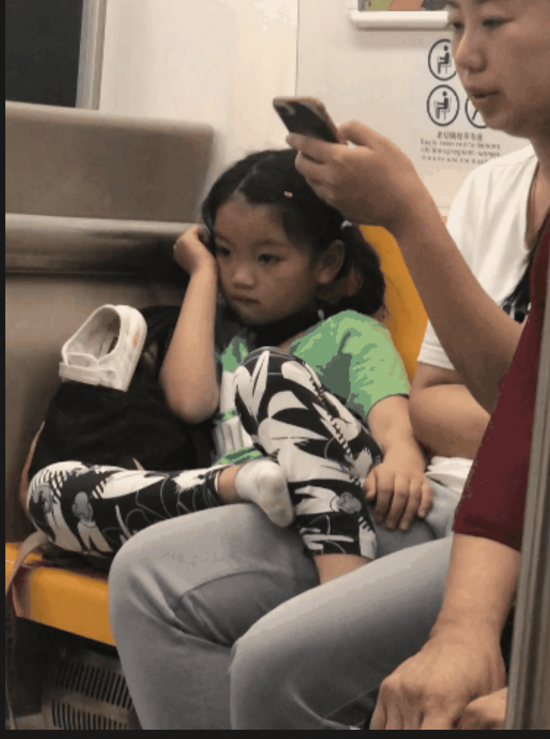 八卦爆料|阿拉蕾:4岁赚钱养弟弟,在没爱的环境带泪成长,懂事得让人心疼!