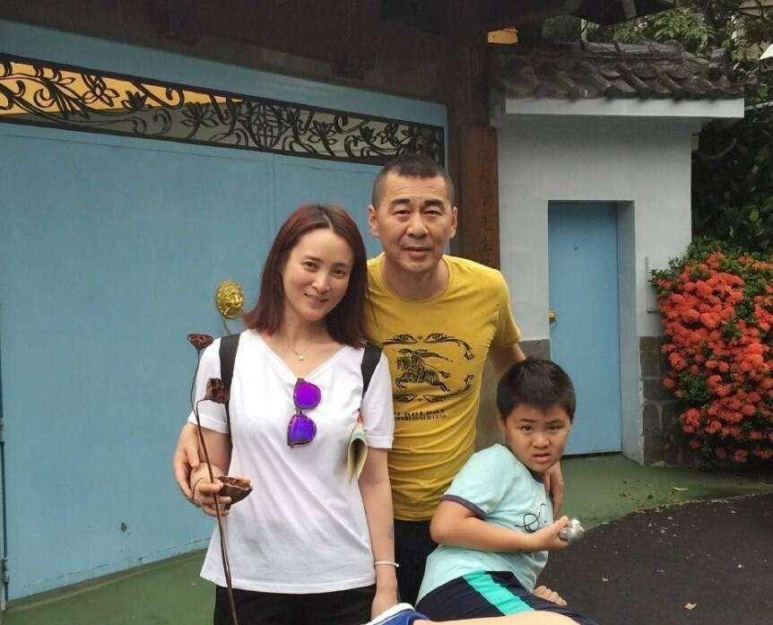 假发蒋勤勤带假发录视频，离开修图之后，脸颊凹陷也太老了吧