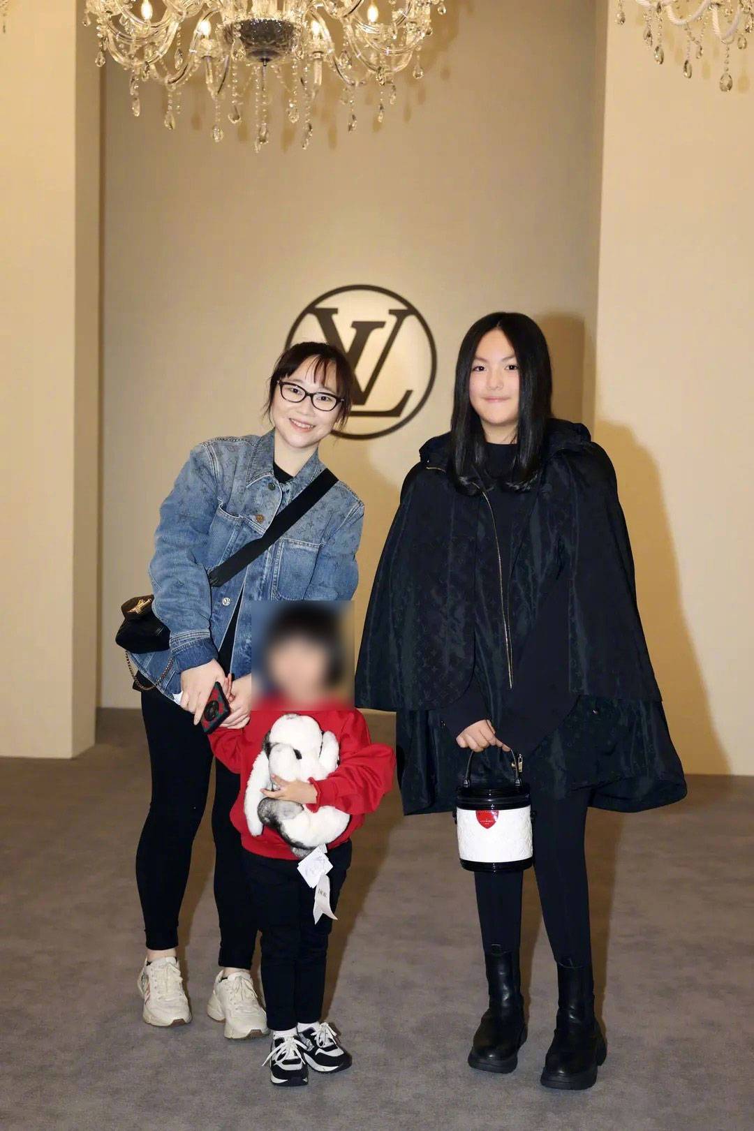 黑色 李湘瘦了真气质，与女儿同框犹如一对富贵姐妹花，精致高级真养眼