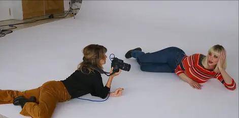 生命|从导演的角度解读《平行母亲》,电影究竟在表达什么主题?