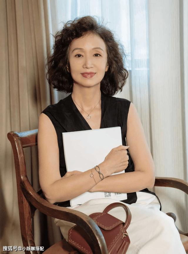 卷发四五十岁女人尽量少烫“大妈卷”，今年流行这3款发型，时髦气质