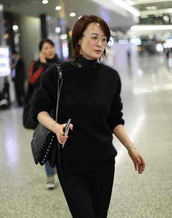 假发蒋勤勤带假发录视频，离开修图之后，脸颊凹陷也太老了吧