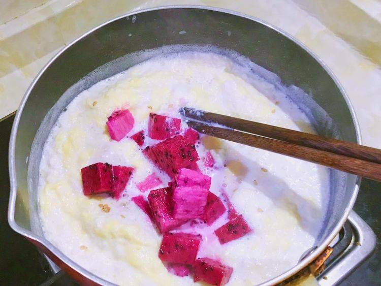 原创自制牛奶醪糟汤加入一个火龙果甜而不腻很适合女性吃