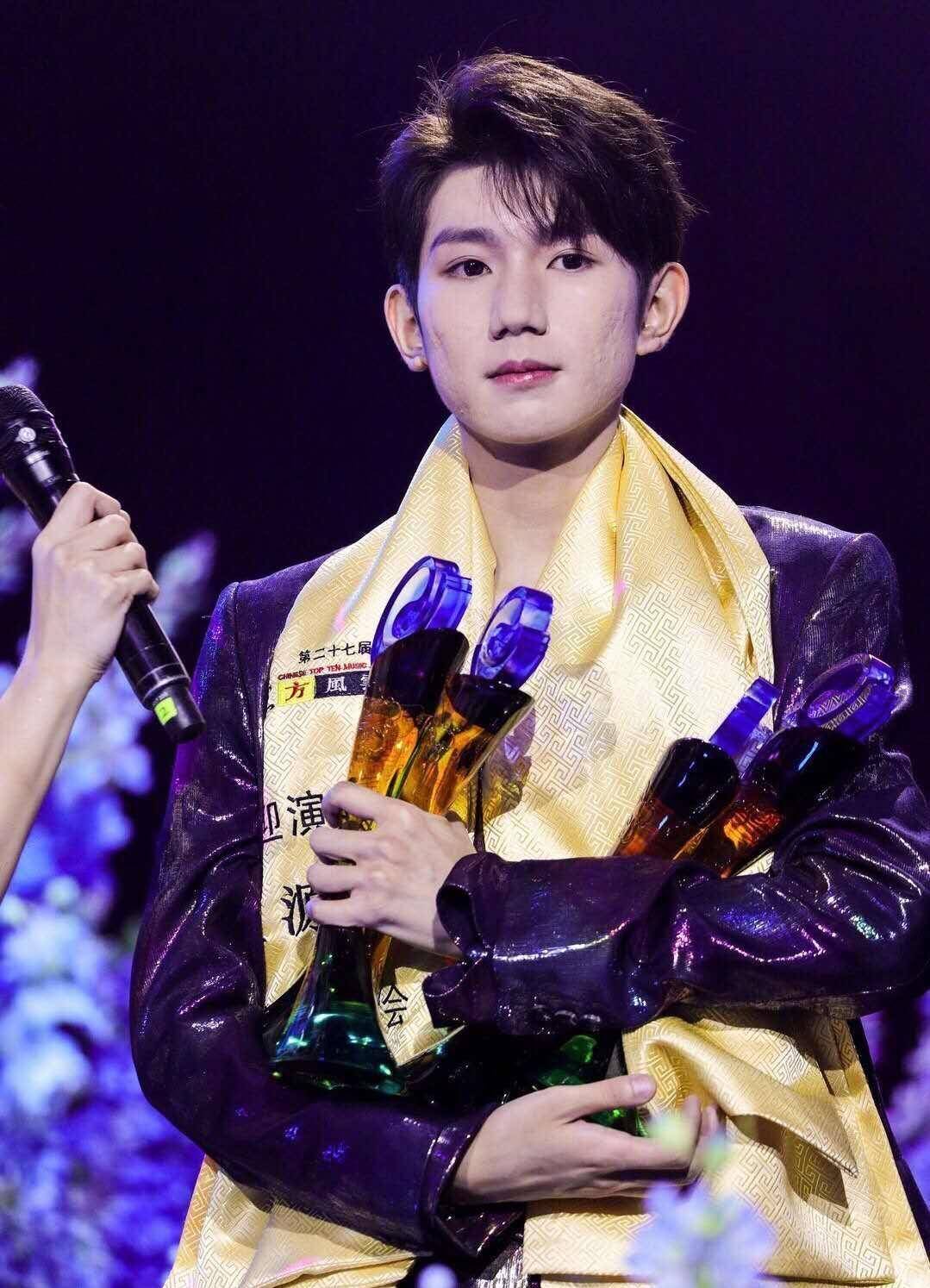 阿云嘎无修图：张艺兴脸圆一圈好像胖了，女主持人遮住半边脸神似杨幂