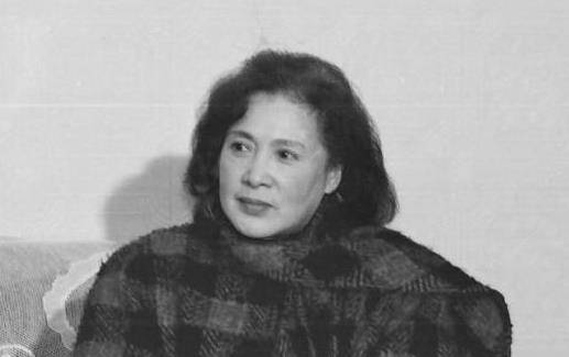 在做实习演员时身边就有不少追求者跟随,其中就有她第一任丈夫陈天国