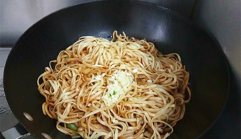 汤汁|家常豆角焖面,面条爽滑筋道,豆角软嫩油润,一碗根本不够吃