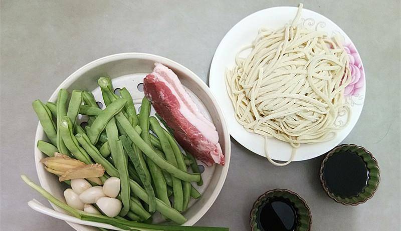 汤汁|家常豆角焖面，面条爽滑筋道，豆角软嫩油润，一碗根本不够吃