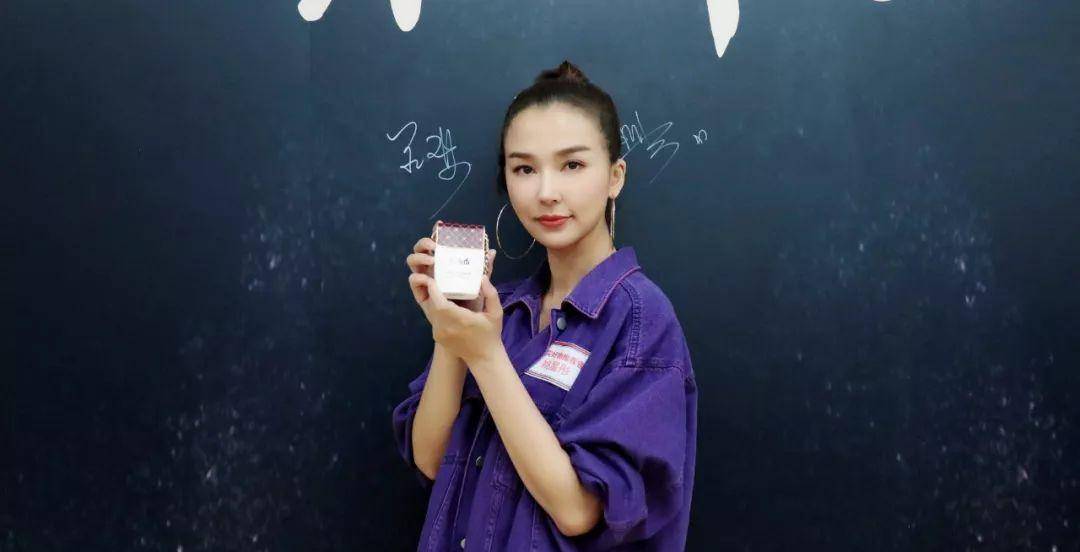 赵丽颖大浓妆out了，32岁赵丽颖“伪素颜”赚足眼球！美妆界作弊神器
