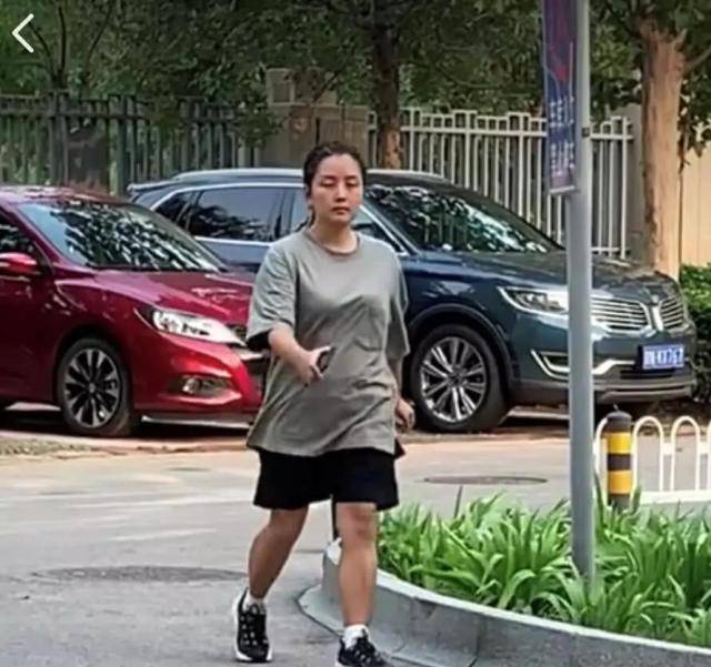 身材 33岁何洁罕见素颜带娃，穿灰色宽松T恤，一双大“粗腿”依然抢镜