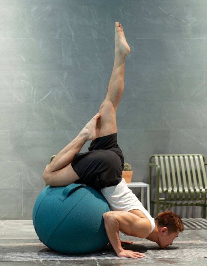 劈横叉后下腰解锁各种高难度动作的健身私教柔软度令人吃惊