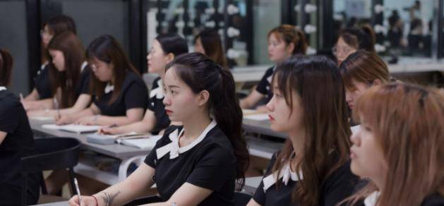 对比有种“整容”叫大学4年,前后对比堪称“换头”,网友:差距太大