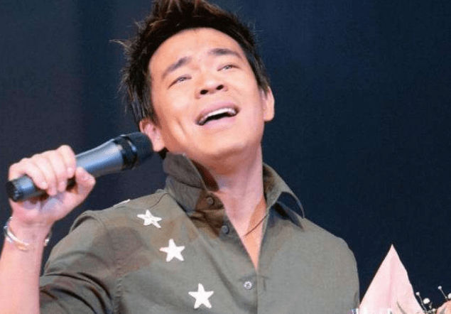 身份|他被称作是张嘉益的“小跟班”,以歌手身份出道,却在转型后被骂!