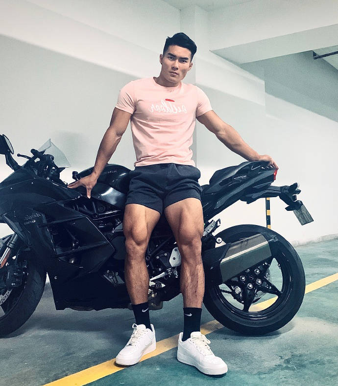 那个打疫苗也不忘秀身材的肌肉男找到了原来是橄榄球运动健将