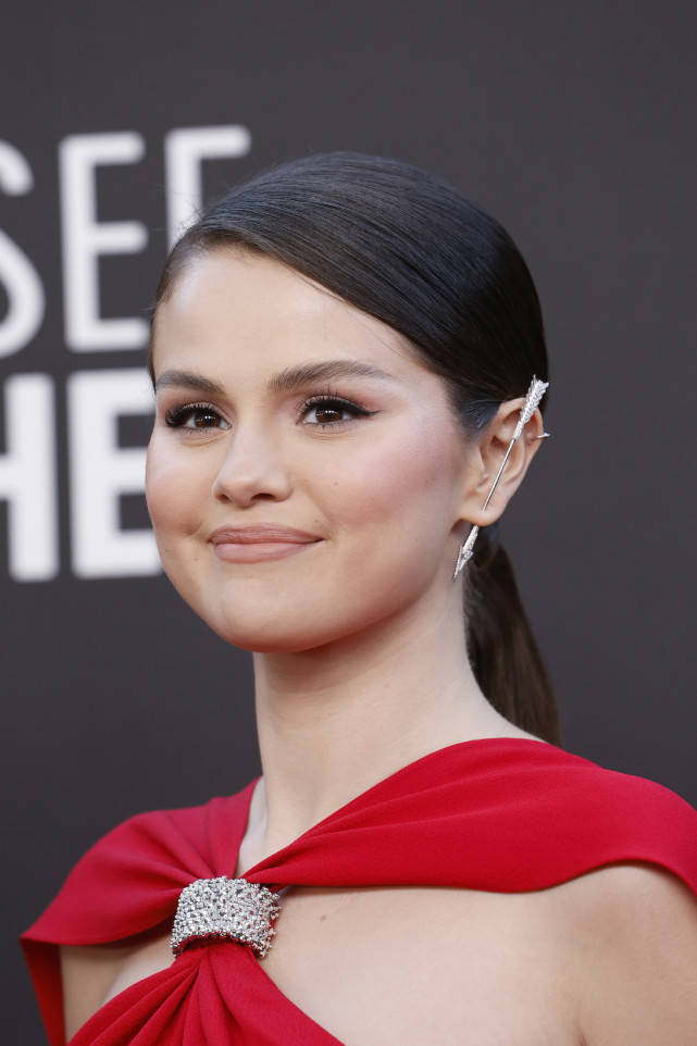 原创傻脸娜闪耀红毯太美一身斗篷红裙好惊艳瘦了好多重返颜值巅峰