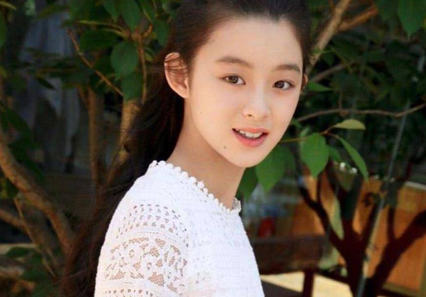 杨幂又一个童星被“催熟”？小学没毕业就被杨幂捧红，网友：哪像13岁
