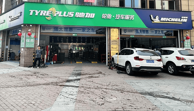 有些区域,方圆五公里内有将近100家涉及汽车服务的门店,这就导致很多